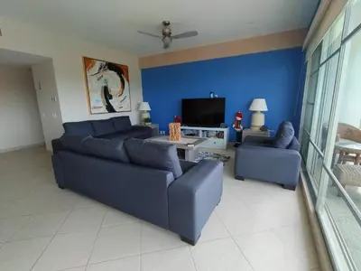Una televisión o centro de entretenimiento en Mayan Lake Horus
