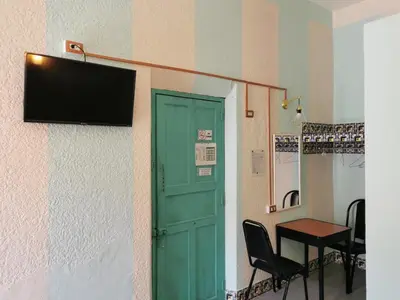 Una televisión o centro de entretenimiento en HOTEL LIMÓN