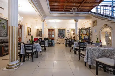 Un restaurante o sitio para comer en Capital O Hotel Patio Pombo