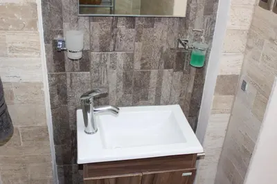 Un baño de Habitaciones 1 acceso independiente y autonomo Puebla
