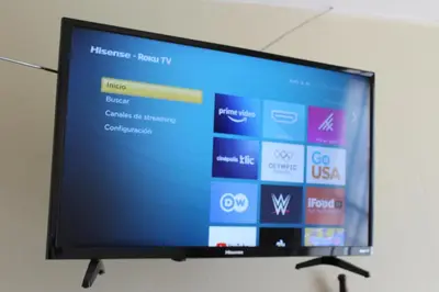 Una televisión o centro de entretenimiento en Habitaciones 1 acceso independiente y autonomo Puebla