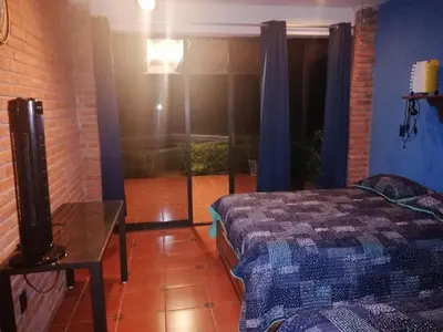 Cama o camas de una habitación en La Casa del Kiosco Azul Independiente Alberca Mascotas Gran Jardín