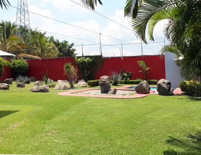 Jardín al aire libre en Casa Palmera con Aire acondicionado Alberca Wifi cocina y TV