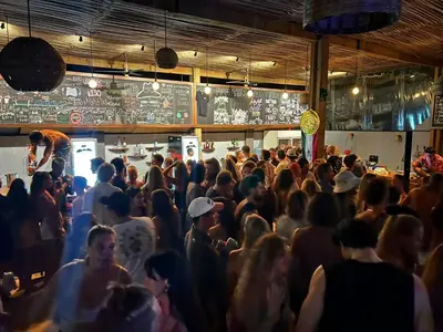 Clientes alojados en Straw Hat Surf Hostel & Bar