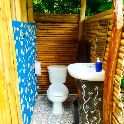 Un baño de Cabañas Ixaya
