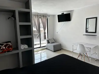 Una televisión o centro de entretenimiento en HOTEL NUEVA LUNA