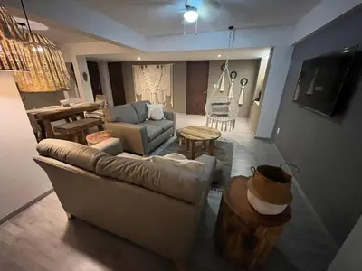 Una televisión o centro de entretenimiento en Zen Suites by Regente