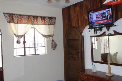 Una televisión o centro de entretenimiento en Habitacion 2 acceso independiente y autonomo Puebla