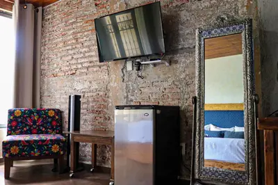 Una televisión o centro de entretenimiento en Casa Real Coyoacán