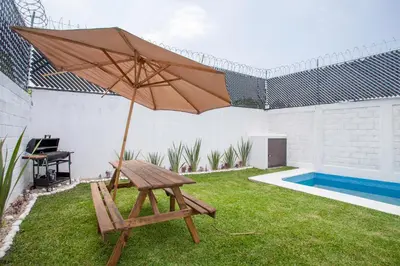 Piscina en o cerca de Casa con alberca privada y jardin
