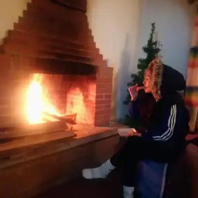 Cabaña con Bañera y Chimeneas en Puesta de Sol