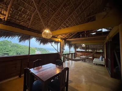 Zona de estar de Cabaña con vista al mar y wifi Starlink en San Agustinillo
