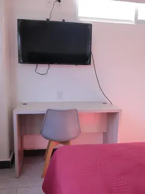 Una televisión o centro de entretenimiento en Hotel Urban Cholula