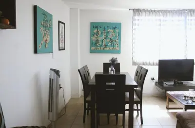 Una televisión o centro de entretenimiento en Cómodo y Céntrico Departamento familiar
