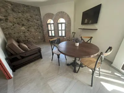 Una televisión o centro de entretenimiento en Loft River en el corazon de Valquirico