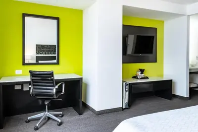 Una televisión o centro de entretenimiento en Holiday Inn Express & Suites Puebla Angelopolis by IHG