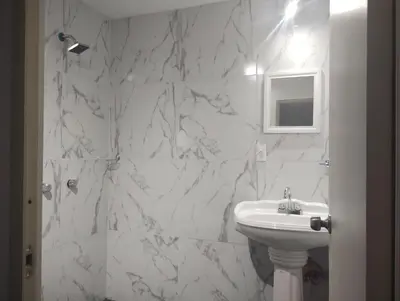 Un baño de PROVENZA HOTEL & SUiTES
