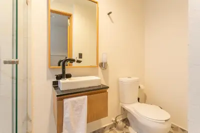 Un baño de Amazing Condo Ocean View By Bamboo Skylife