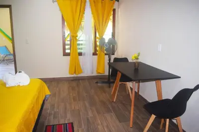 Zona de estar de Casa Jumaya depto con dos habitaciones queen.