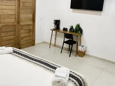 Una televisión o centro de entretenimiento en Cabañas Madre Tierra
