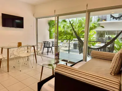Una televisión o centro de entretenimiento en Papaya Condo Acapulco Diamante -Solo Adultos