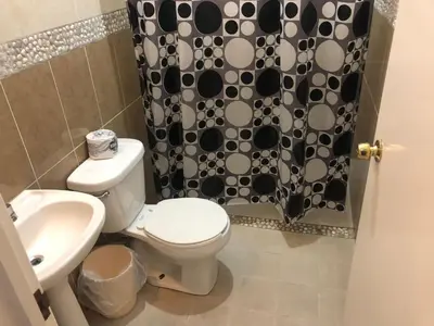 Un baño de Los Robles