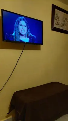 Una televisión o centro de entretenimiento en Relajacion Cercas Del Aeropuerto