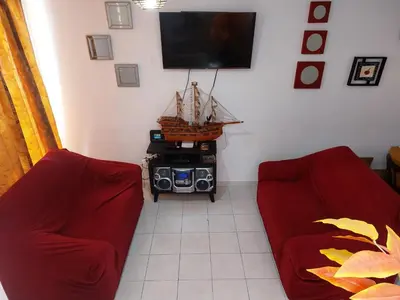 Una televisión o centro de entretenimiento en Casa Acá Diamante Gaviotas