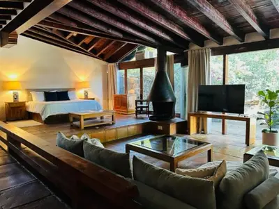 Una televisión o centro de entretenimiento en Villa Tatala hotel boutique
