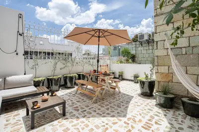Un patio o zona al aire libre en Rooftop Hot Tub! 3 levels, 5Bedroom in Villa Noria