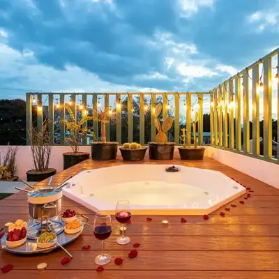 Rooftop Hot Tub! 3 levels