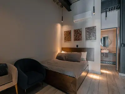 Cama o camas de una habitación en The Palm Loft Modern Comfort with a Fully Equipped Kitchen
