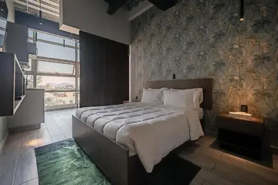 Cama o camas de una habitación en The Jungle Loft Tropical Comfort in a Centric Location with Kitchen