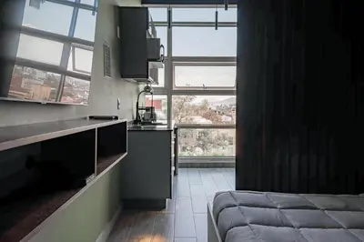 Zona de estar de The Jungle Loft Tropical Comfort in a Centric Location with Kitchen