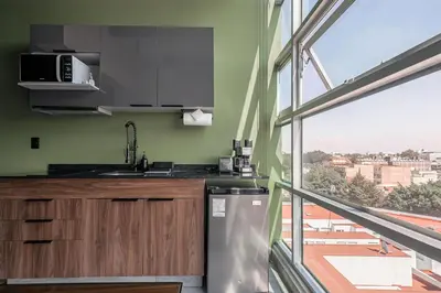 Una cocina o zona de cocina en The Jungle Loft Tropical Comfort in a Centric Location with Kitchen