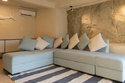 Zona de estar de Casa con vista a la bahía