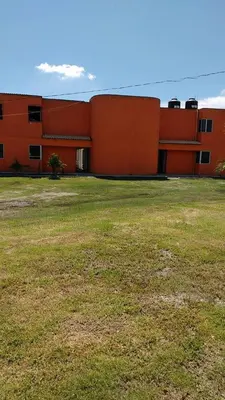 Edificio en el que se encuentra el hostal o pensión