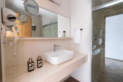 Un baño de Hotel Balcón del Parque