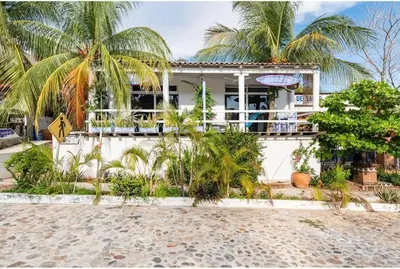 Jardín al aire libre en Surf and Stay Casita -beach-waves -nature