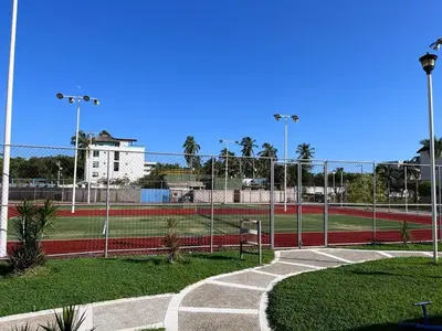 Instalaciones para jugar a tenis o squash en Hermoso Departamento Entero Planta Baja o alrededores
