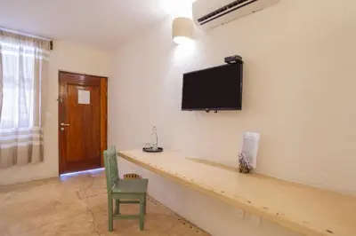 Una televisión o centro de entretenimiento en HOTEL BIULÚ