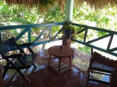 Un balcón o terraza de Bungalow confortable en lagunas de Chacahua