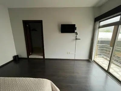 Una televisión o centro de entretenimiento en Habitación Ojo de Agua