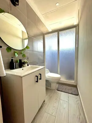 Un baño de Casa boka con vista al mar y alberca