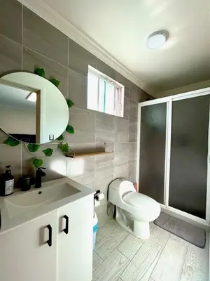 Un baño de Casa boka con vista al mar y alberca