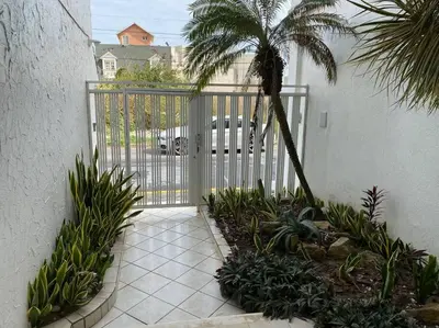 Jardín al aire libre en Casa boka con vista al mar y alberca