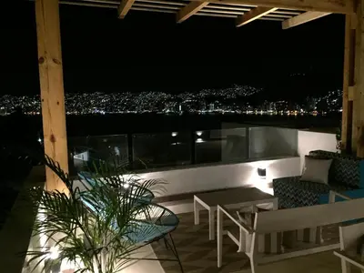Un balcón o terraza de LUXO Casa en Acapulco Zona Brisas Guitarrón con vistas espectaculares y 2 albercas
