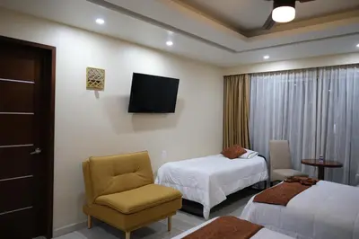 Una televisión o centro de entretenimiento en Ivissa Hotel