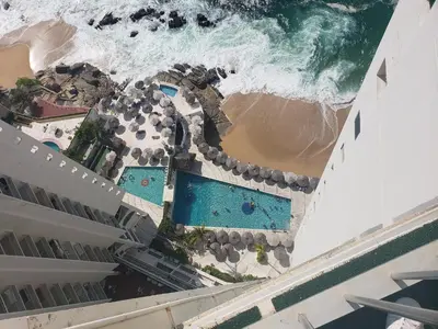 Piscina en o cerca de Hotel Torres Gemelas vista al mar a pie de playa