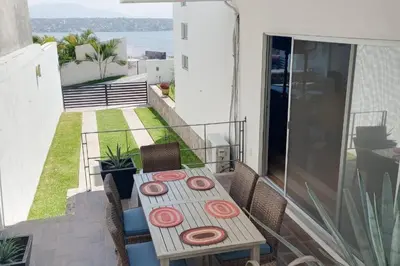 Un balcón o terraza de Casa entera en exclusiva privada
